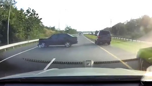 Tài xế mất kiểm soát, ô tô 'drift' tốc độ cao trên đường