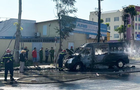 Hải Phòng: Ô tô 16 chỗ bất ngờ bốc cháy khi đang lưu thông trên đường