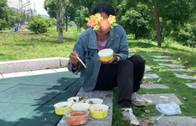 Mẹ chồng cho ăn cơm thừa canh cặn, con dâu đấu tới cùng