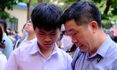 Con vào phòng thi chuyên Sư phạm, phụ huynh vẫn mỏi mắt ngóng theo