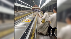 Cố chụp ảnh bằng điện thoại, người phụ nữ ngã nhào xuống thang cuốn