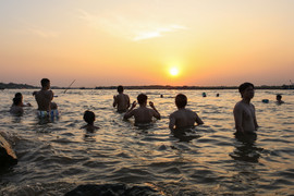 Chiều hè đổ lửa, người dân Hà Nội tìm sông hồ giải nhiệt