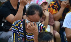 Người mẹ bật khóc lâu lắm mới thấy nụ cười hạnh phúc của 'chiến binh đầu trọc'