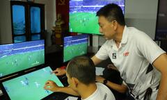 Cận cảnh trọng tài Việt Nam học cách sử dụng thiết bị VAR chuẩn FIFA