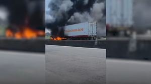 Xe container bốc cháy ngùn ngụt trên quốc lộ 1