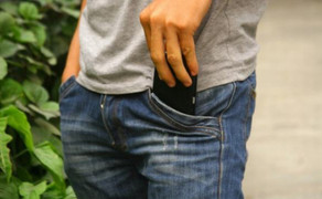 Thí sinh bị đình chỉ vì điện thoại rơi ra từ túi quần khi gần hết giờ thi