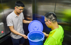 Chung cư ở Hà Nội mất nước, dân lỉnh kỉnh xô chậu đi mua nước trong đêm