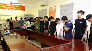 Tạm giữ 20 quái xế cầm hung khí náo loạn trên phố, vô cớ chém người ở Hà Nội