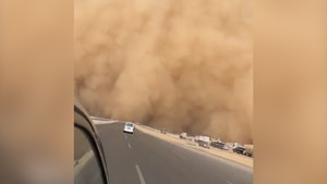 Bức tường cát khổng lồ bao trùm Thủ đô Ai Cập