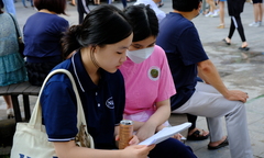 Phụ huynh đội nắng hè, vạ vật ngóng con ngoài phòng thi