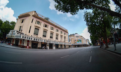 Hà Nội nắng như đổ lửa, phố đi bộ Hồ Gươm cuối tuần vắng hoe