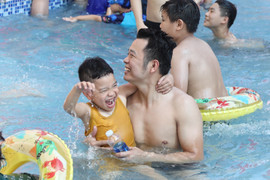 Người Hà Nội đổ xô về Thiên Đường Bảo Sơn để 'giải nhiệt' nắng nóng