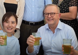 Thủ tướng Australia uống bia hơi, ăn bánh mỳ Hà Nội 