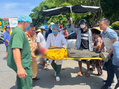 Cán bộ CSGT và cảnh sát hình sự cứu nam shipper bị choáng, ngã xe trên đường