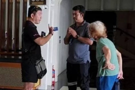 Mẹ già ở Singapore đi lạc nửa đêm, người con có hành động gây phẫn nộ