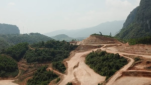 Chưa cấp phép, chủ dự án ở Hòa Bình thản nhiên san gạt đất rừng làm khu đô thị