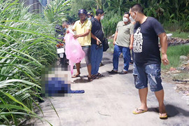 Người đàn ông tử vong trong tư thế ngồi gục đầu vào xe máy