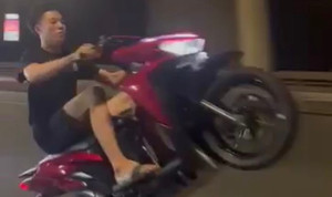 Tạm giữ nhóm thanh niên bốc đầu xe máy rồi quay clip đăng Facebook