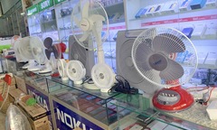 Sợ cắt điện luân phiên, khách lùng mua quạt tích điện, đặt trước cả tuần mới có