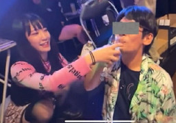 Phẫn nỗ khi nhóm nhạc sĩ 'ép' fan uống nước tẩy rửa