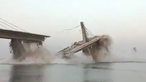 Khoảnh khắc sập cầu đang xây dựng trên sông Hằng