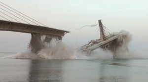 Cầu dây văng đang xây ở Ấn Độ đổ ập xuống sông Hằng