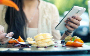 Nhân viên bị cảnh cáo vì vừa dùng điện thoại vừa ăn trưa