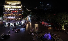 Cắt giảm điện, đường phố Hà Nội chìm trong bóng tối