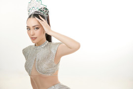 Hoa hậu Nông Thúy Hằng tung bằng tốt nghiệp, 'dẹp' tin đồn không được ra trường