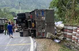 Lật xe tải khiến 3 người thương vong ở Cao Bằng