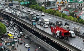 Hà Nội: Xe đầu kéo húc đổ lan can Vành đai 3, tảng bê tông rơi xuống đường