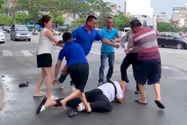 Tạm giữ hình sự chủ cửa hàng quạt hành hung 2 phóng viên đài PT-TH Hà Nội