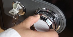 Có nên cất tiền trong két sắt khách sạn?