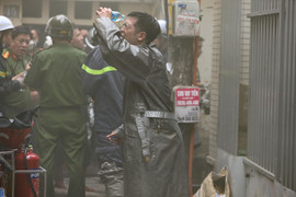 Hà Nội: Căn nhà 2 tầng bốc cháy dữ dội sau tiếng xì lớn từ điều hoà