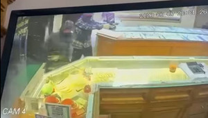 Video ghi lại cảnh 2 tên cướp đập vỡ tủ kính cướp vàng, bắn chủ nhà ở Hải Dương