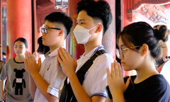 Sĩ tử vượt 30km đến Văn Miếu cầu may trước kỳ thi lớp 10