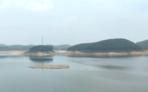 Mực nước xuống thấp, nhiều đảo nhỏ ở hồ thủy điện Thác Bà trơ đáy