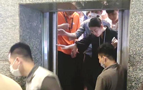 Hà Nội: Thang máy toà nhà Keangnam dừng đột ngột, nhiều người mắc kẹt