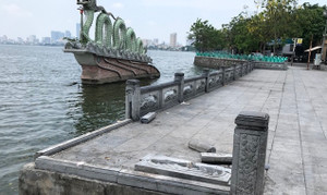 Nguyên nhân lan can đá ở Hồ Tây bị đổ sập