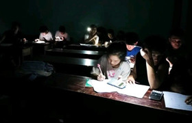 Phụ huynh ngồi hàng giờ quạt cho con ôn thi giữa mùa nóng mất điện 