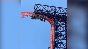 Tàu lượn siêu tốc 'đứng hình', 11 du khách bị treo ngược