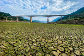 Hồ nước cạn trơ đáy, nhiều nhà máy thủy điện ở miền Bắc phải dừng phát điện