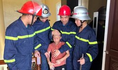 Mắc kẹt trong thang máy do mất điện đột ngột, bạn cần làm gì?