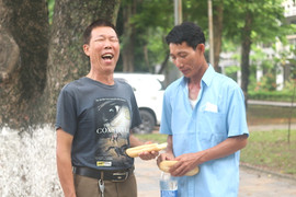 Phụ huynh bắt xe từ 5h sáng, gặm bánh mỳ đưa con đi thi đánh giá tư duy