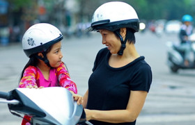 Đội mũ bảo hiểm không cài quai bị phạt bao nhiêu tiền?