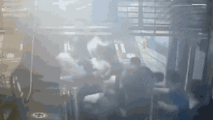 Thang cuốn đột ngột đảo chiều, hành khách ngã dúi dụi