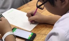 Đình chỉ 5 thí sinh mang điện thoại, tài liệu vào phòng thi lớp 10 Hà Nội