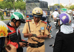 Quên không mang giấy tờ xe bị phạt bao nhiêu tiền? 