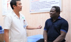 Liệt suốt 8 năm, người đàn ông Canada hồi phục sau 3 tháng điều trị tại Việt Nam