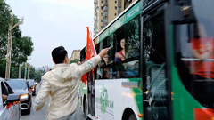 Chú rể hào phóng phát bao lì xì cổ vũ thí sinh thi đại học